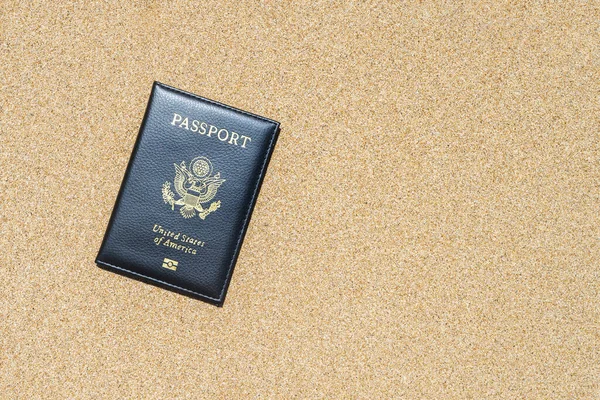 Amerikaans Paspoort Een Omslag Het Zand Van Het Strand Begrip — Stockfoto
