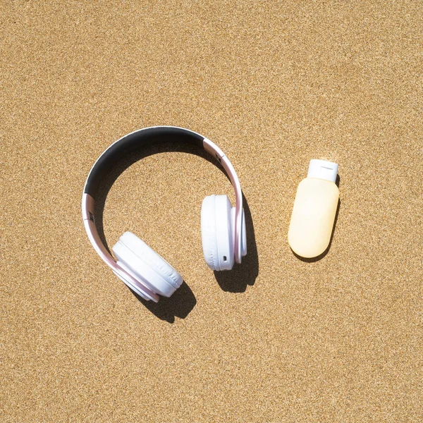 Αντηλιακό Ακουστικά Ξαπλωμένα Στην Άμμο Της Παραλίας Ταξίδια Διακοπές Καλοκαιρινή — Φωτογραφία Αρχείου