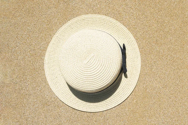夏天的草帽躺在沙滩上 夏天的概念 复制空间 顶部视图 平躺在床上 — 图库照片