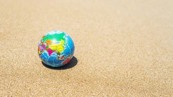 Kumsaldaki Oyuncak Küre Dünya Seyahati Kavramı — Stok fotoğraf