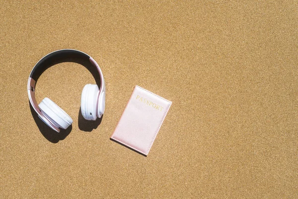 Διαβατήριο Κάλυμμα Ακουστικά Ξαπλωμένα Στην Άμμο Της Παραλίας Έννοια Των — Φωτογραφία Αρχείου
