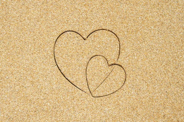 Handgezeichnete Form Von Zwei Herzen Tropischen Sandstrand Valentinstag Ferienkonzept Kreativ — Stockfoto