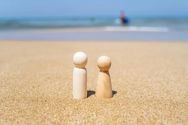 Dos Figuras Madera Personas Arena Playa Con Vistas Mar Concepto —  Fotos de Stock