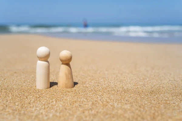 Dřevěné Dvě Postavy Lidí Písku Pláže Výhledem Moře Koncept Šťastného — Stock fotografie