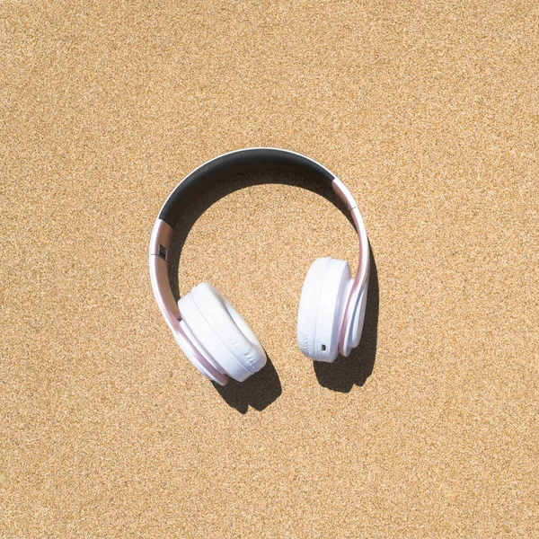 Навушники Лежать Піску Пляжу Подорожі Свята Концепція Літнього Часу Копіювати Стокове Зображення