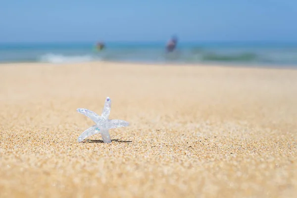 Срібна Зірка Зірка Піщаному Пляжі Фоном Морської Води Концепція Відпустки Стокове Фото