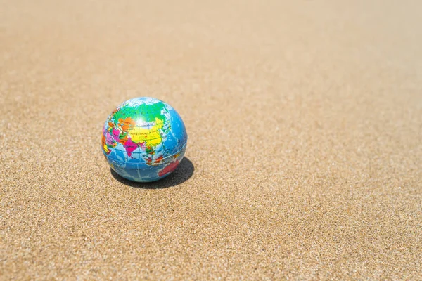 Іграшковий Глобус Піску Пляжу Концепція Подорожей Ліцензійні Стокові Фото