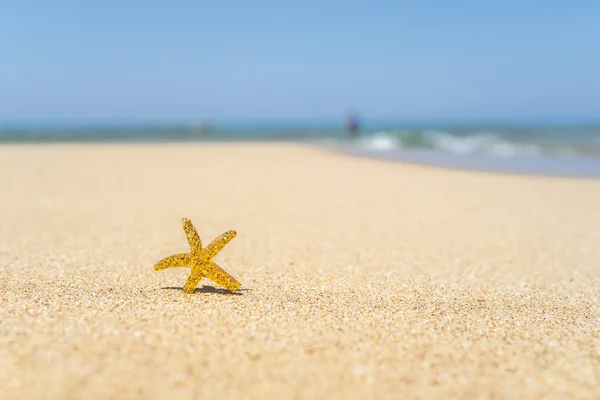 Золота Зірка Зірка Піщаному Пляжі Фоном Морської Води Концепція Відпустки Ліцензійні Стокові Зображення