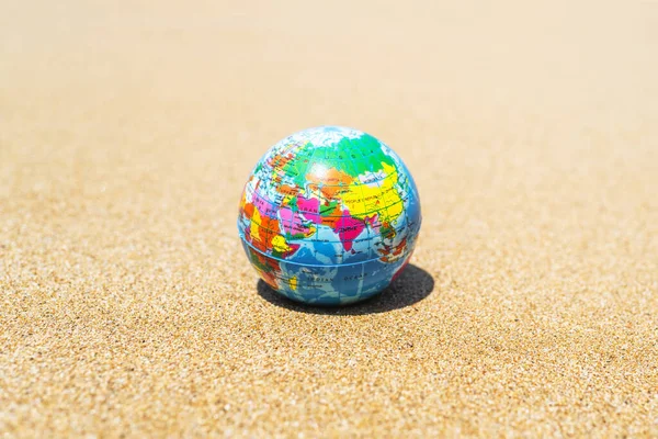 Globo Brinquedos Areia Praia Conceito Viagem Mundial Fotos De Bancos De Imagens