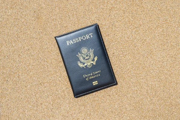 Американський Паспорт Обкладинці Лежить Піску Пляжу Концепція Літніх Поїздок Туризму Стокове Зображення