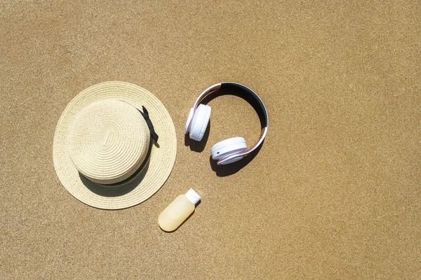 Літній Солом Яний Капелюх Навушники Сонцезахисний Крем Лежать Піску Пляжу Стокове Зображення