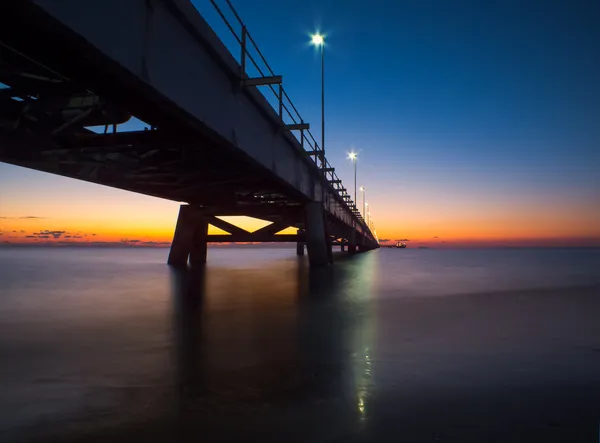 Puesta de sol en puente larga exposición — Foto de Stock