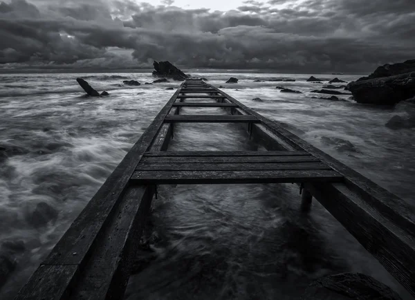 Muelle en bw tormenta de larga exposición LE — Foto de Stock