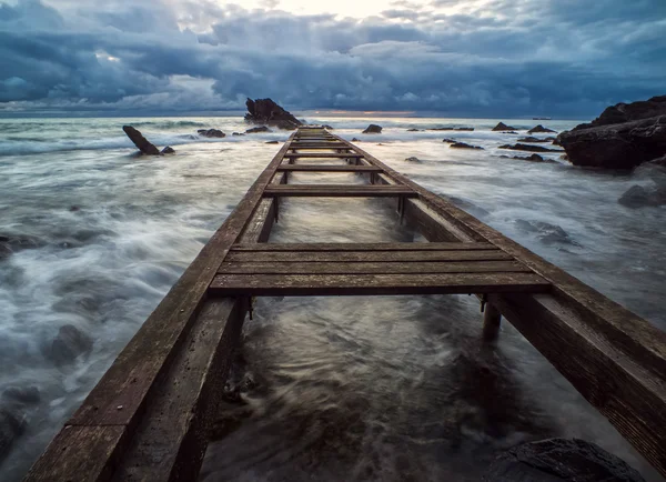 Pier bij zonsondergang lange blootstelling le — Stockfoto