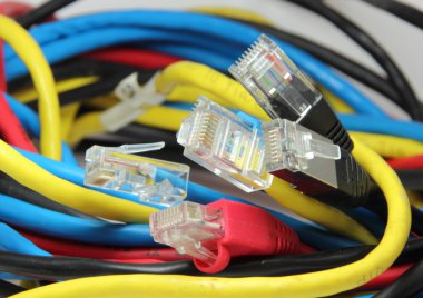 farklı renklerde web internet kabloları