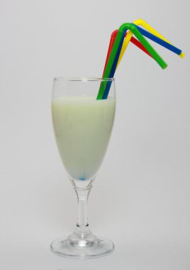 süt ve renkli payet ile izole şampanya kadehi