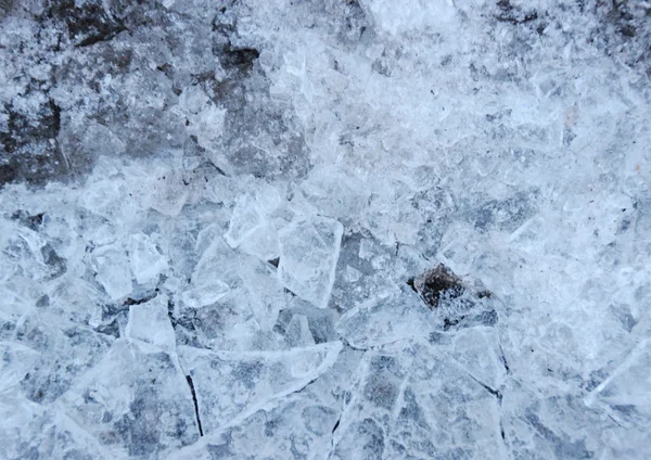 Ghiaccio freddo rotto su asfalto in inverno — Foto Stock