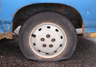 paslı mavi minibüs üzerinde düz lastik asfalt üzerine park etmiş.