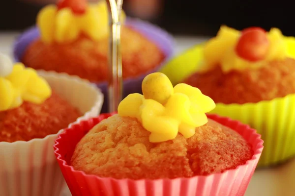 Cupcake alla vaniglia con glassa al limone su uno stand di torta — Foto Stock
