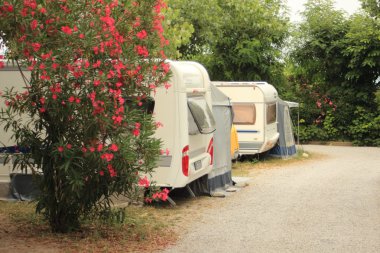 karavanlar üzerinde yaz aylarında İtalyan kamp alanı