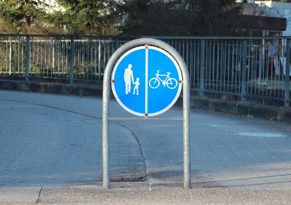 Знак для разделения променада и велосипедной зоны — стоковое фото