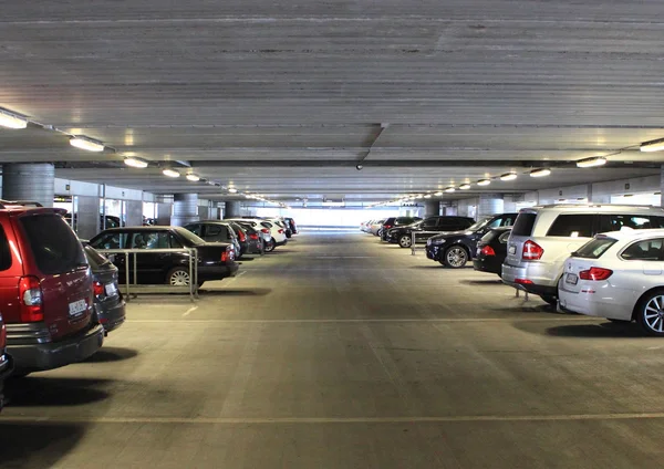 Aisle with cars in indoor parkinglot at airport — Stock Photo, Image