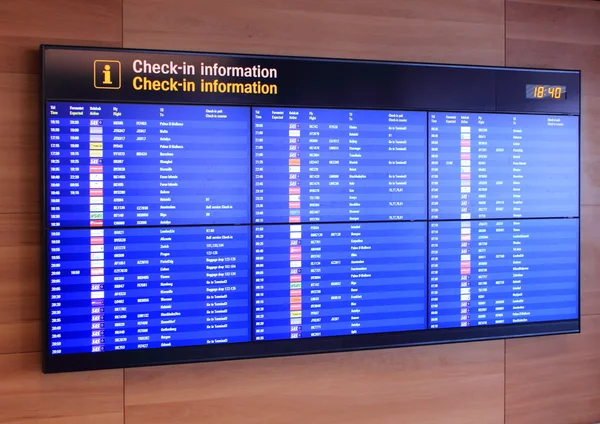 Bording skärm med tidtabell på flygplats — Stockfoto