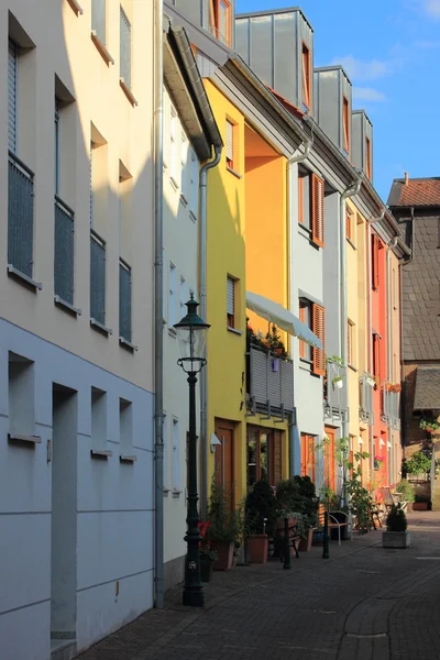Küçük renkli ev cepheleri ile tarihi kent sokakta — Stok fotoğraf