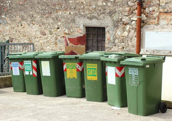 Línea de cubo de basura clasificado para reciclaje — Foto de Stock