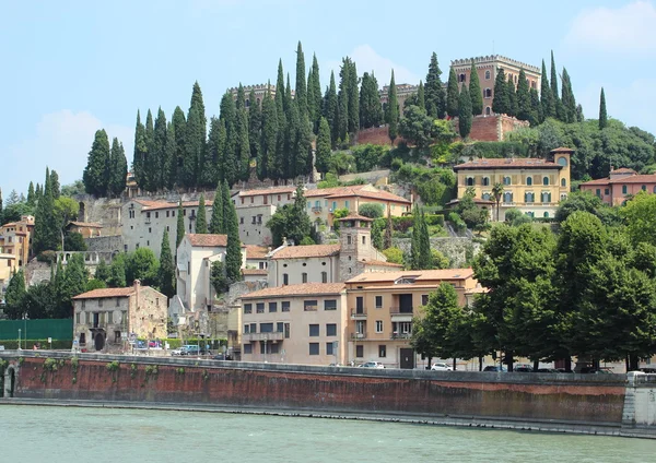 Landscape view of castle at river in Verona — Stock Photo, Image