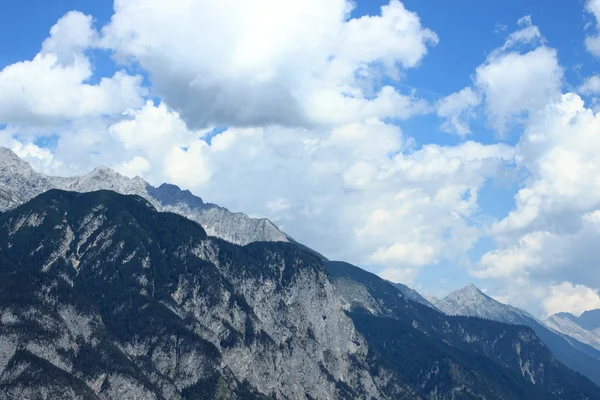 Vue sur la chaîne de montagnes dans les Alpes — Photo