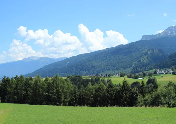 Vista tipica sulle Alpi con piccolo borgo — Foto Stock