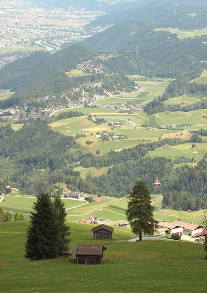 Aussichtsreiche Aussicht auf insbruck in den österreichischen Alpen — Stockfoto