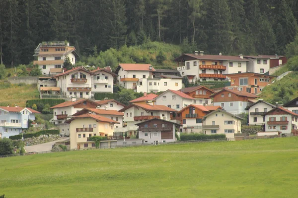 Pequena aldeia no lado da montanha i os Alpes — Fotografia de Stock