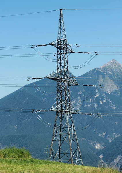 Pylon auf Berggipfel mit blauem Himmel — Stockfoto