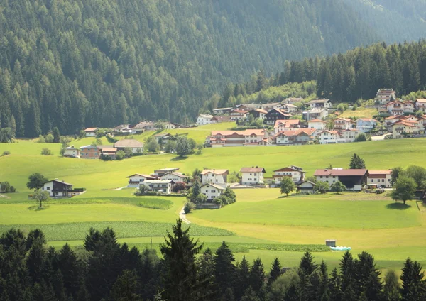 Valle delle Alpi con piccolo paese — Foto Stock