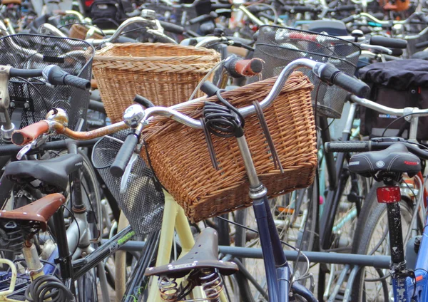 Rowerów, parking przed PKP — Zdjęcie stockowe