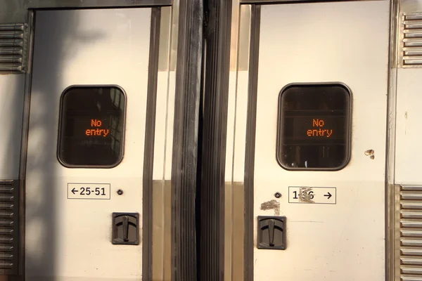 Portas de trem deslizantes fechadas sem sinal de entrada — Fotografia de Stock