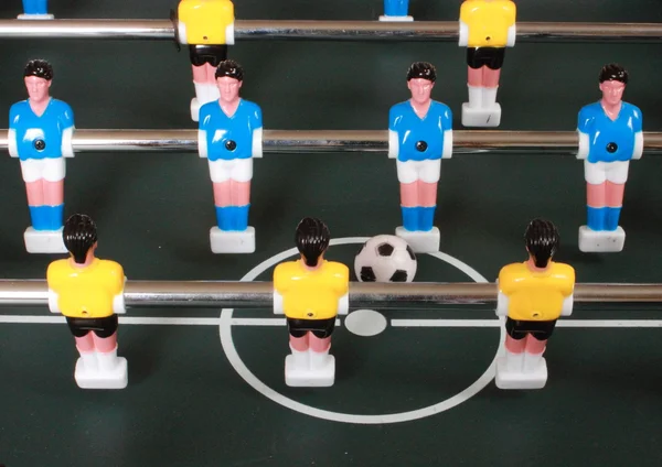 Jogo de mesa de futebol com jogadores azuis e amarelos — Fotografia de Stock