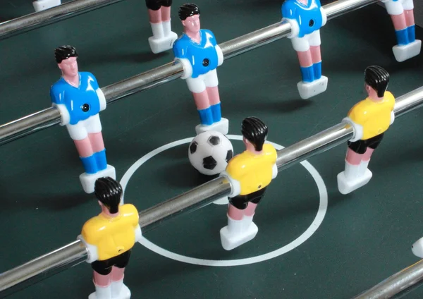 Jogo de mesa de futebol com jogadores azuis e amarelos — Fotografia de Stock