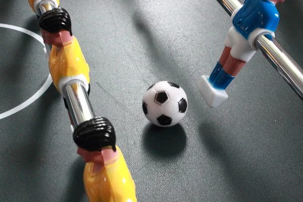 Jogo de mesa de futebol com bola em ação — Fotografia de Stock