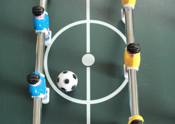 Juego de mesa de fútbol con jugadores azules y amarillos — Foto de Stock