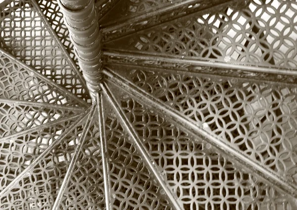 Détail de vieil escalier métallique en monocrome — Photo