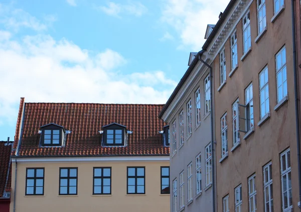 Apartamentos del casco antiguo con ventanas azules —  Fotos de Stock