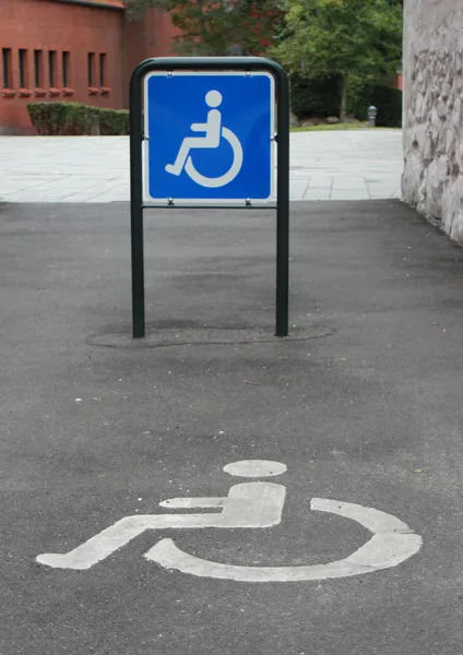 Dva znaky pro handicap parkovací plocha Stock Obrázky