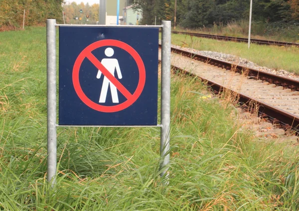 Firma prohíbe el acceso a una zona ferroviaria — Foto de Stock