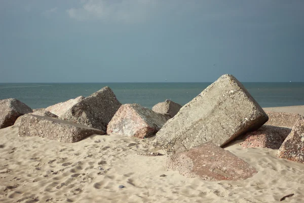 Grandi blocchi di cemento utilizzati per la protezione della spiaggia — Foto Stock