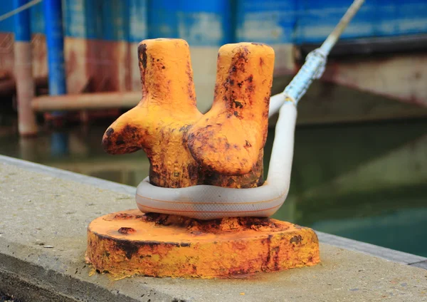 Poteau métallique orange pour l'amarrage des navires au quai — Photo