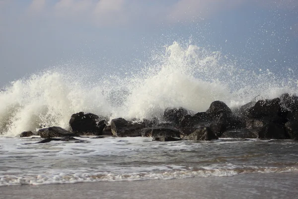 Golven die breken tegen grote stenen op Noord Zee — Stockfoto