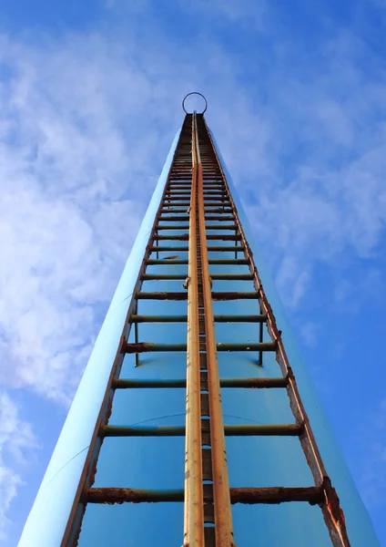 Seltsame Treppe in den Himmel geht einen Schornstein hinauf — Stockfoto